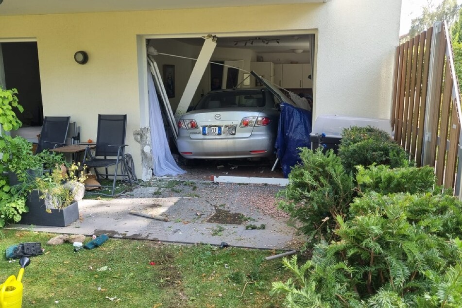 Der Mazda steht im Wohnzimmer der Wohnanlage.