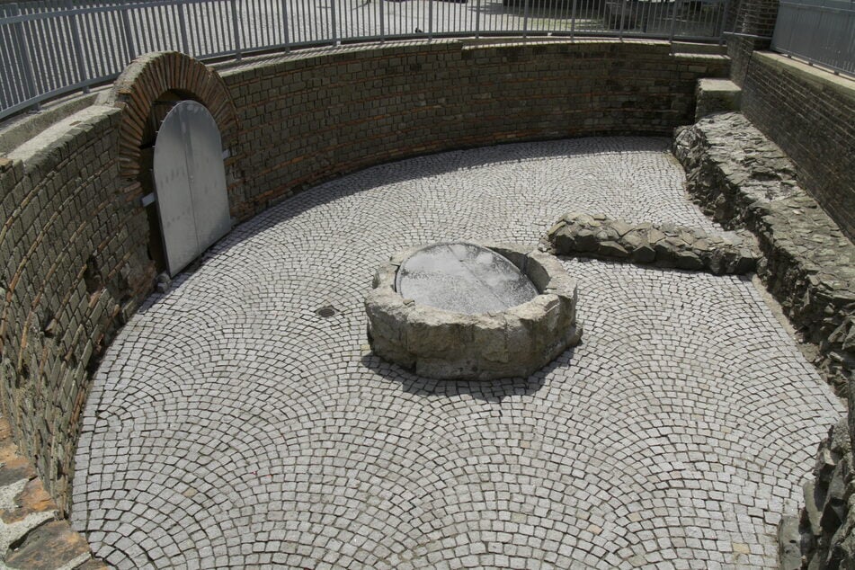 Ein Blick in die Apsis auf dem Rathausplatz vor Beginn der Ausgrabung.