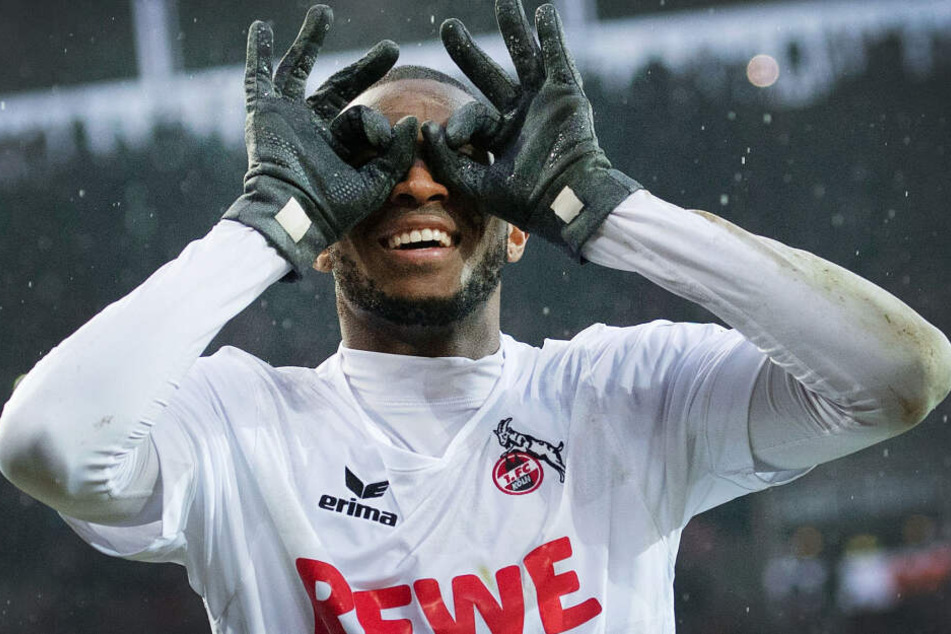 Nach jedem Tor setzt sich der Franzose die Brille auf.