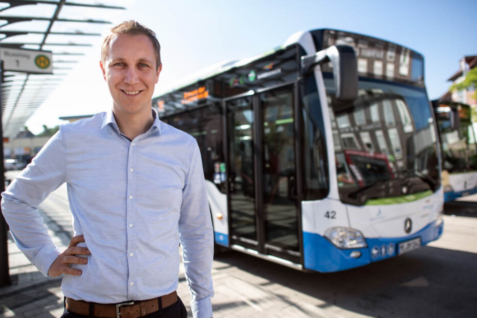Bürgermeister Daniel Zimmermann steht am Busbahnhof in Monheim.