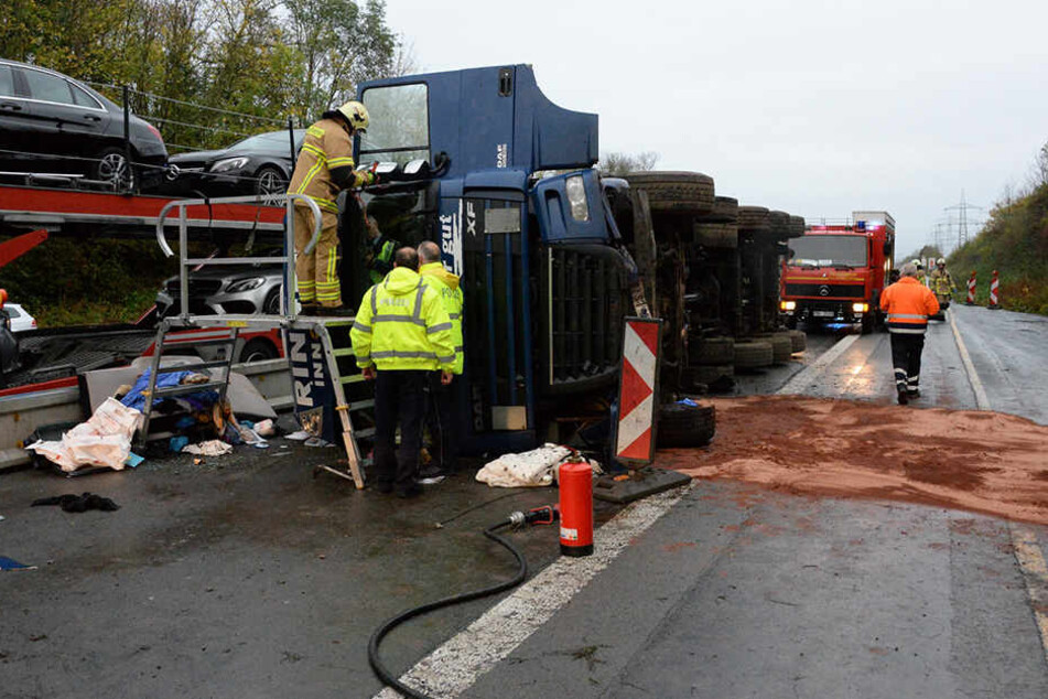 Der komplette Lkw kippte auf die Seite.