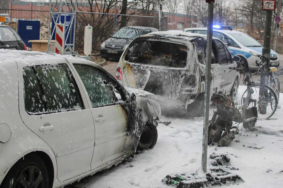 Durch den brennenden Roller wurden die zwei parkenden Autos angezündet.