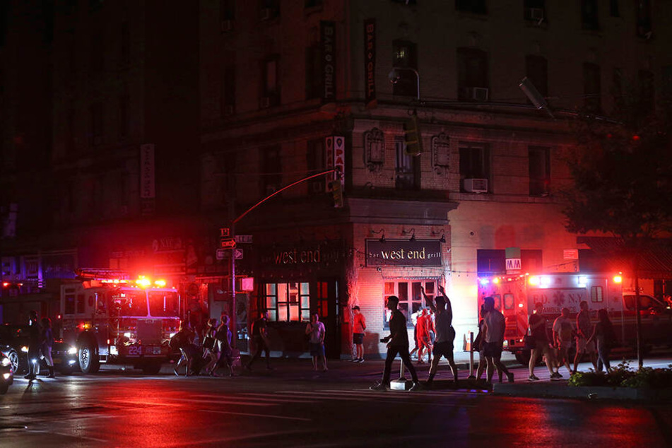 Mitten im Herzen Manhattans: Lichter aus, Menschen auf der Straße.