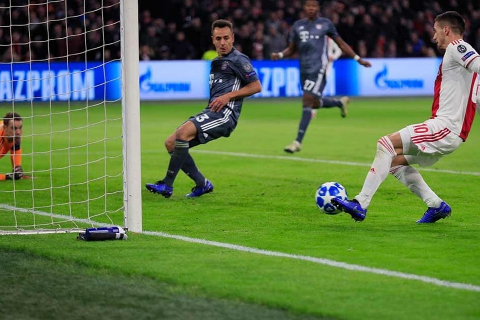 Dusan Tadic (r) von Ajax Amsterdam trifft im Spiel gegen Bayern München.