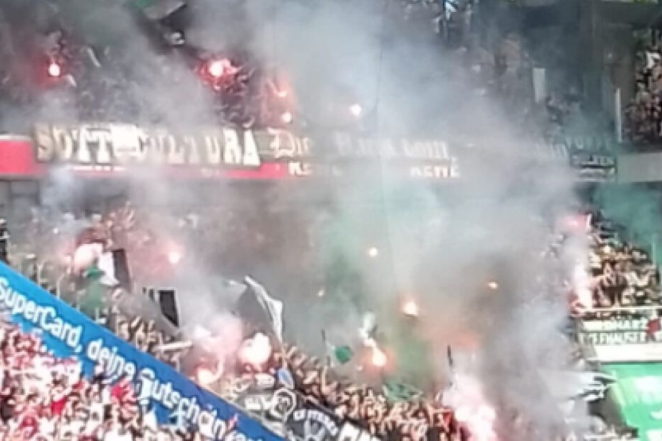 Gladbacher Fans zündeten zu Spielbeginn Pyrotechnik.