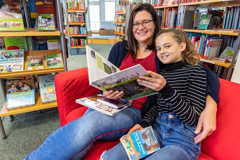 Zusammen liest's sich am besten: Sylvia Bonitz (27) und Tochter Helena (11) recherchieren in der Stadtbibliothek für eine Biologie-Arbeit.