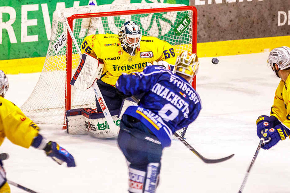 Füchse-Keeper Maximilian Franzreb (56) braucht nicht einzugreifen - der Schuss von Jordan Knackstedt geht vorbei.