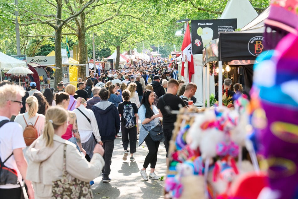 Schon vor dem Umzug am Sonntag zog es viele Menschen in die Gegend rund um den Kreuzberger Blücherplatz, wo das Straßenfest stattfindet.