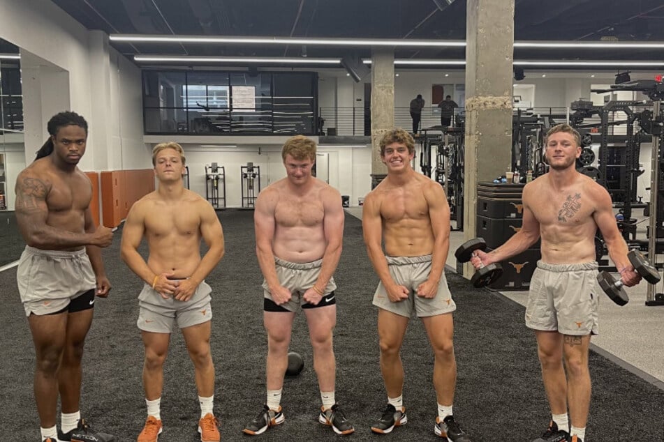 Texas football backup quarterback Maalik Murphy (l.) poses next to fellow student-athletes including Arch Manning (center r).