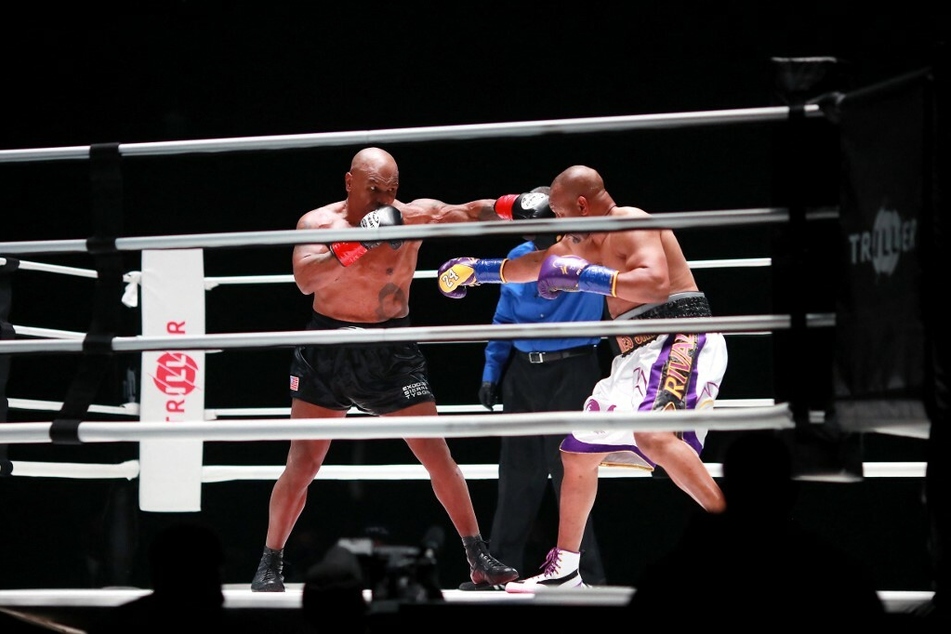 Mike Tyson (l.) in his comeback fight against Roy Jones Jr.