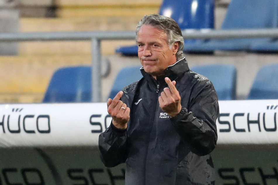 Arminia Bielefelds Trainer Uwe Neuhaus hat unterschiedliche Pläne zur Fan-Rückkehr in der Fußball-Bundesliga kritisiert.