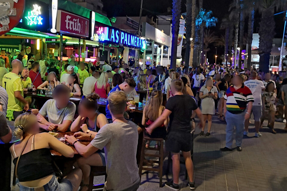Auf Mallorca haben Hunderte Touristen gegen Hygienevorschriften verstoßen und ohne Masken oder Sicherheitsabstand gefeiert.
