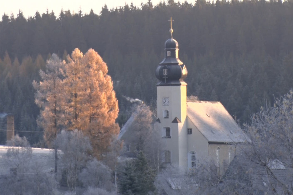 Die Landschaft rund um Marienberg war am Montag mit einer Raureifschicht bezogen.