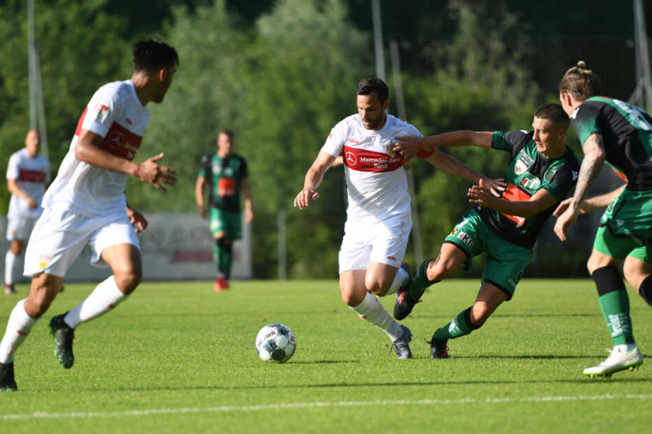 Der VfB (hier beim Testspiel gegen Wacker Innsbruck) muss am 12. August ran.
