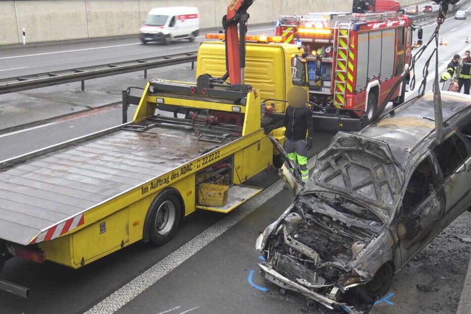 Nachdem die Feuerwehr des Ford Focus gelöscht hatte, wurde der Wagen abgeschleppt.