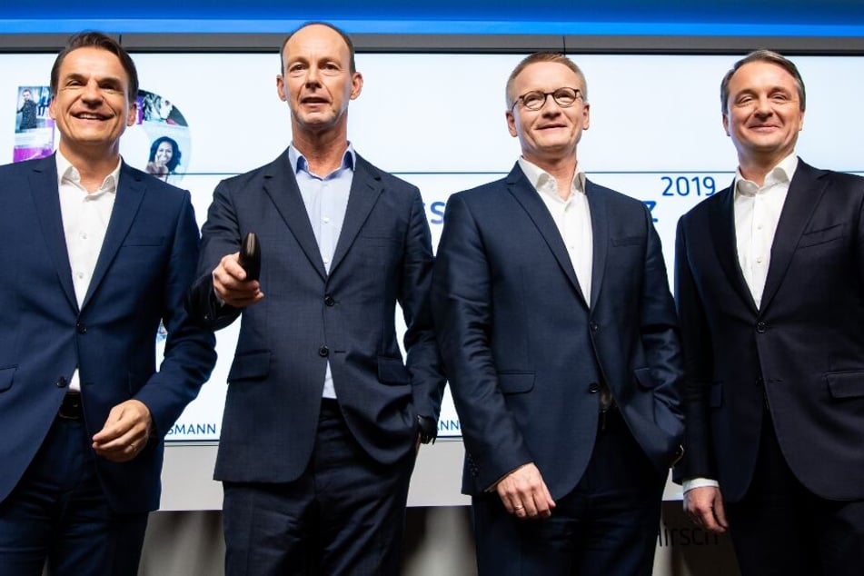 Die Bertelsmann-Vorstandsmitglieder Markus Dohle (l-r), CEO von Penguin Random House, Thomas Rabe, Vorstandsvorsitzender, Bernd Hirsch, Finanzvorstand, und Immanuel Hermreck, Personalvorstand, stehen am Ende der Bilanz-Pressekonferenz zusammen.