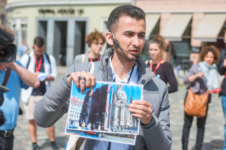 Flüchtling und Neu-Dresdner Mohammad Nhar (26) führte am Mittwoch durch die Altstadt, verknüpfte die Stationen mit Erzählungen aus seiner syrischen Heimat, ging auch auf die "Schrottbusse" vor der Frauenkirche ein.