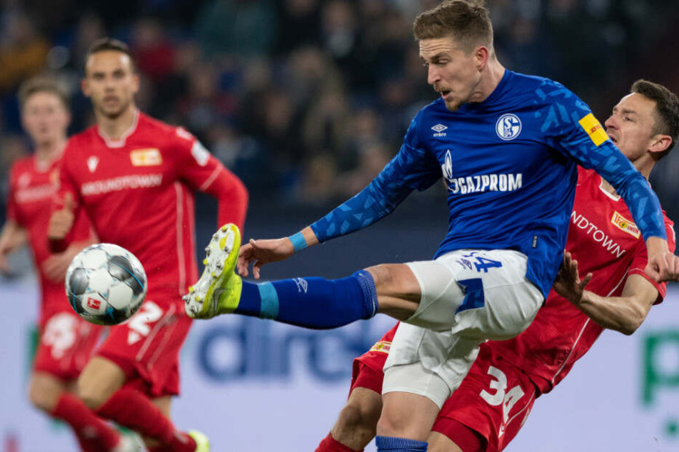 Schalkes Bastian Oczipka (M.) und Christian Gentner (r.) von Berlin versuchen an den Ball zu kommen.