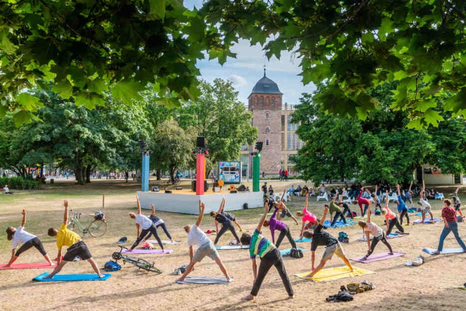 Yoga im Stadthallenpark: Der Parksommer 2019 erlebt einen guten Auftakt.