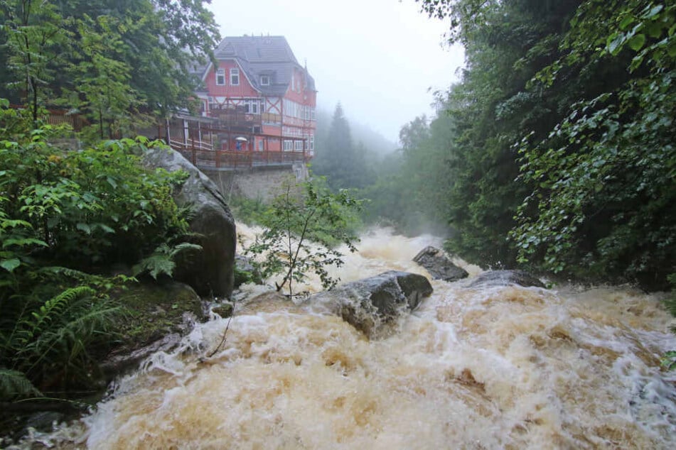 Die Flüsse im Harz sind innerhalb kurzer Zeit stark angeschwollen, wie die Hochwasservorhersagezentrale in Magdeburg mitteilte.
