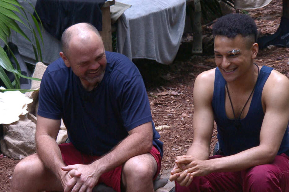 Wie hat Prince Damien (r.) von seiner Bisexualität erfahren? Seine Camp-Kollegin fühlen dem Münchner "Glücksmoment"-Interpreten auf den Zahn.