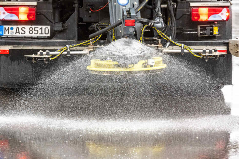 Die Straßenmeisterei benutzt für den Winterdienst salziges Gurkenwasser bei Eisglätte.