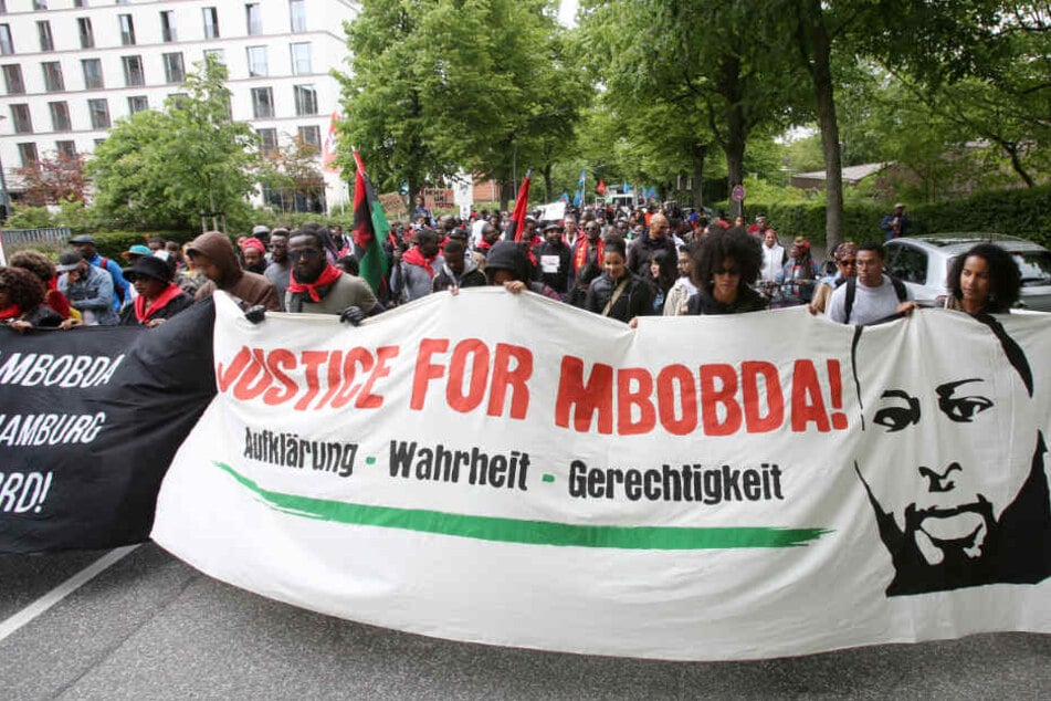 Auf Plakaten forderten die Menschen die Aufklärung im "Fall Mbobda".