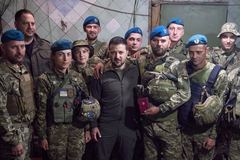 Auf diesem vom Pressebüro des ukrainischen Präsidenten zur Verfügung gestellten Foto posiert der ukrainische Präsident Wolodymyr Selenskyj (45) mit Soldaten und Soldatinnen während einer Auszeichnungsfeier bei seinem Besuch in der Region Donezk.
