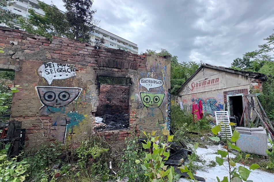 An mehreren Stellen auf dem Gelände hat Unrat gebrannt.