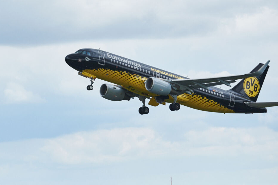 Der Eurowings-Flieger im BVB-Look brachte die Schalke zurück in die Heimat.