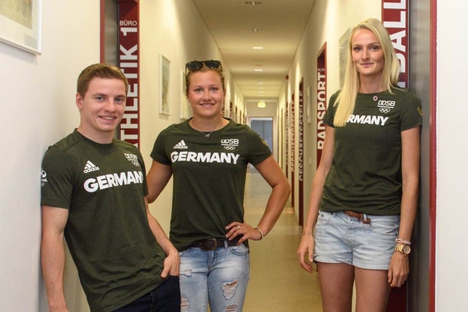 ... dann fühlt er sich bei Tina Punzel (m.) und Jenny Elbe wohl.