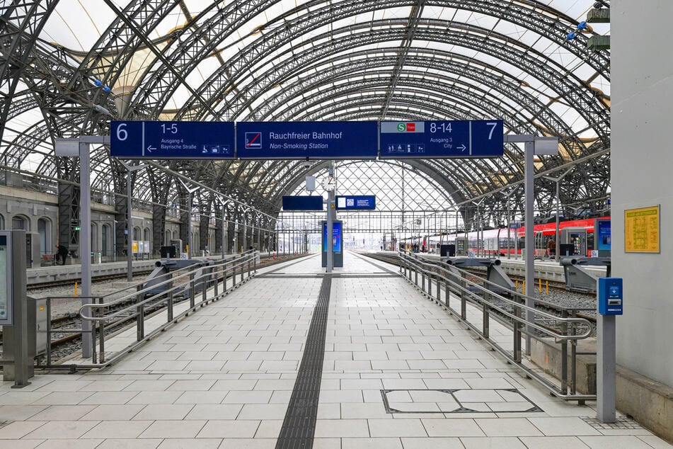 Wegen einer Bombendrohung stand der Zugverkehr am Sonntagnachmittag im Dresdner Hauptbahnhof still. (Archivbild)