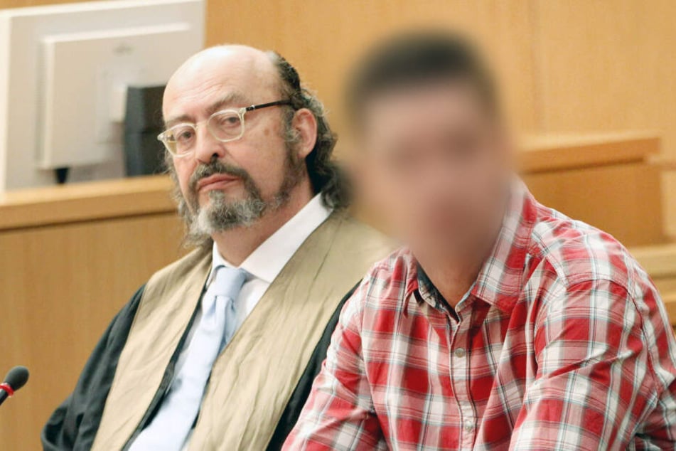 Der Angeklagte (r) zu Beginn des Prozesses neben seinem Anwalt Uwe Krechel.