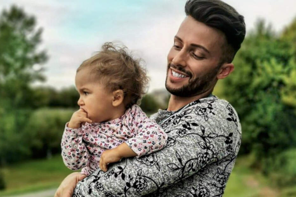 Freudestrahlend hält Domenico de Cicco seine Tochter im Arm.