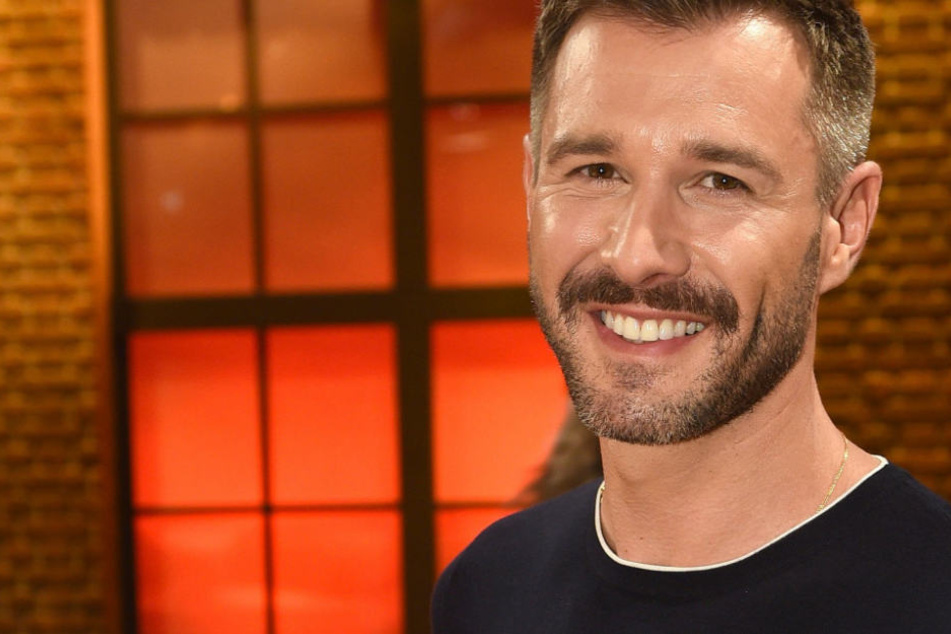 Nach seinem Coming-out fühlt sich Jochen Schropp schwuler, wie er im Interview witzelt.