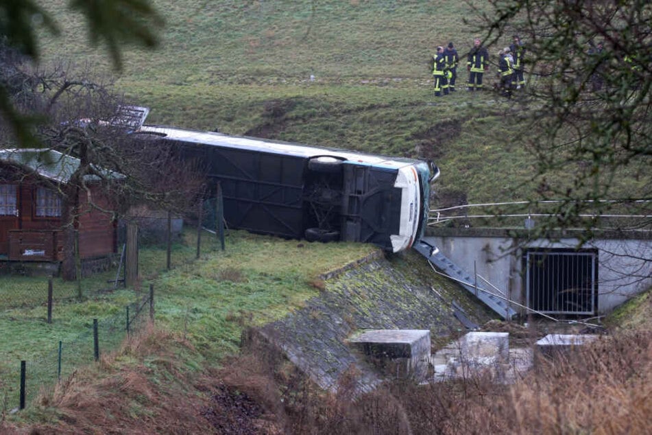 Der Bus war auf der rutschigen Straße von der Fahrbahn abgekommen, stürzte den Hang hinunter.