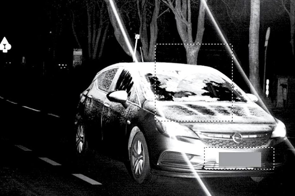 Eine Opel-Fahrerin hielt es nicht nötig, ihre Scheibe komplett vom Eis zu befreien.