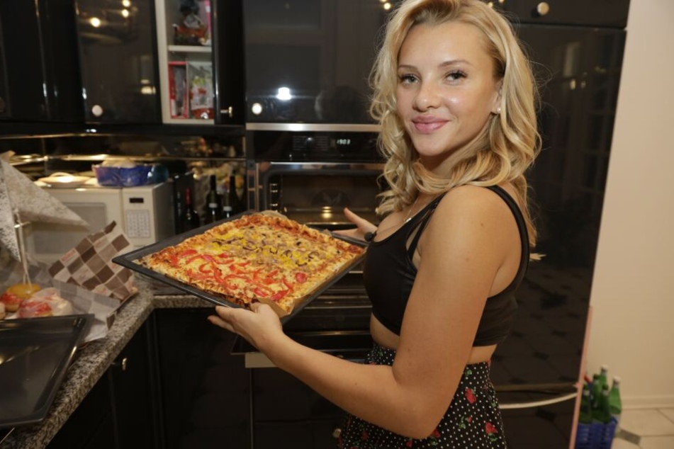 Evelyn Burdecki backt Pizza als Vorspeise.