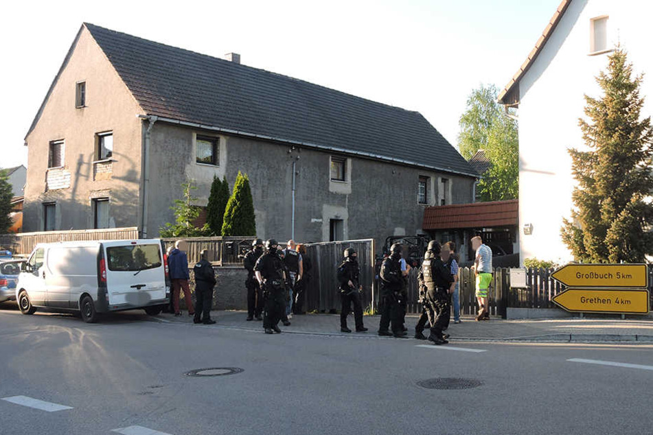 Am Montag durchsuchten Einsatzkräfte der Polizei das Haus im Grimmaer Ortsteil Großbardau.