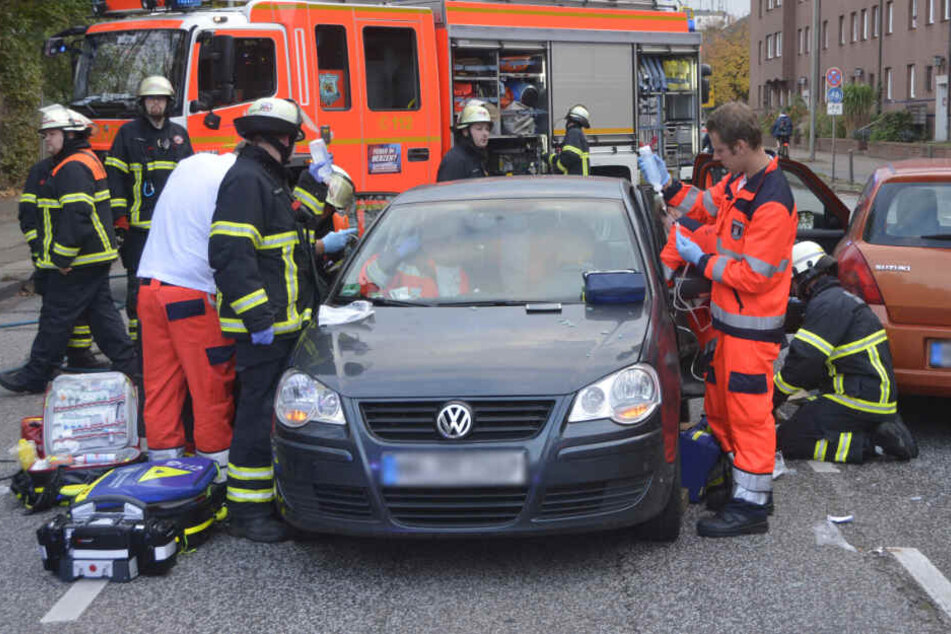 Die Rettungskräfte mussten einen schwerverletzten Mann aus seinem Auto befreien.