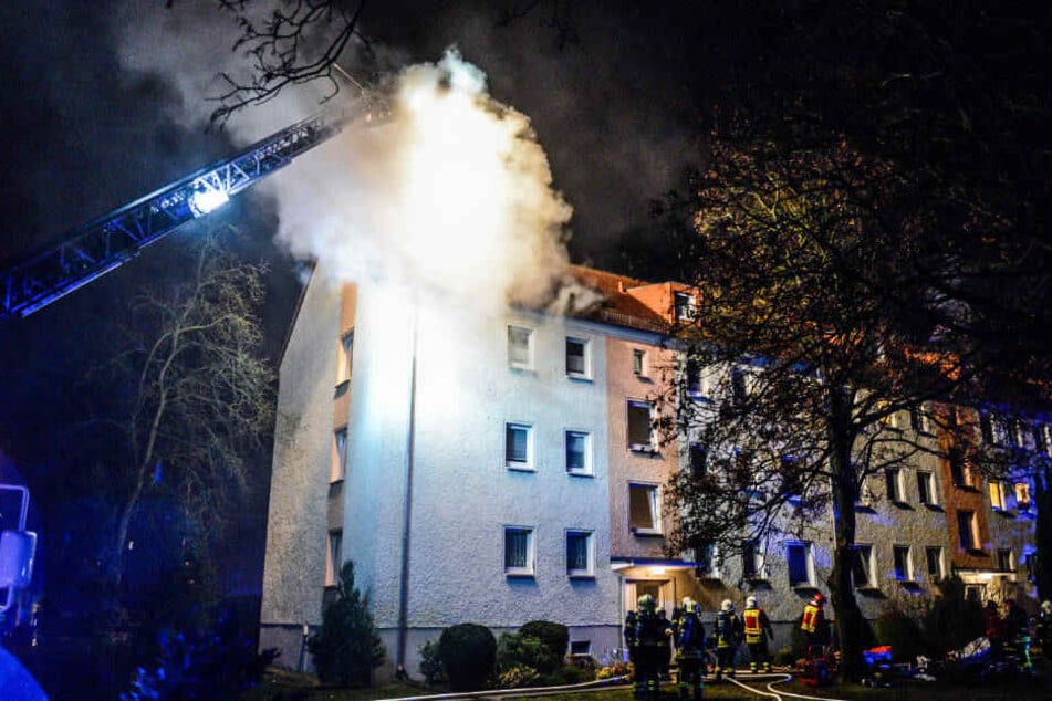 Aud der Dachgeschosswohnung drängt Rauch aus.