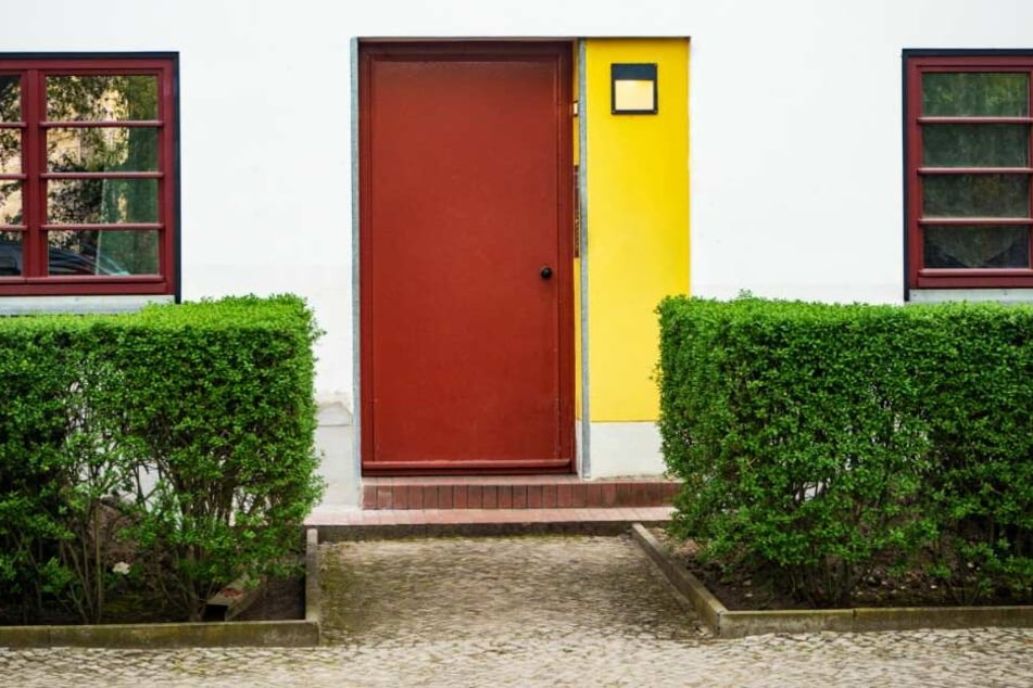 Vor die Haustür setzte der Hausbewohner den 29-jährigen Brasilianer. (Symbolbild)