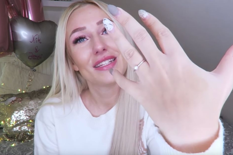 Stolz präsentiert Jessi ihren Fans den Verlobungsring.