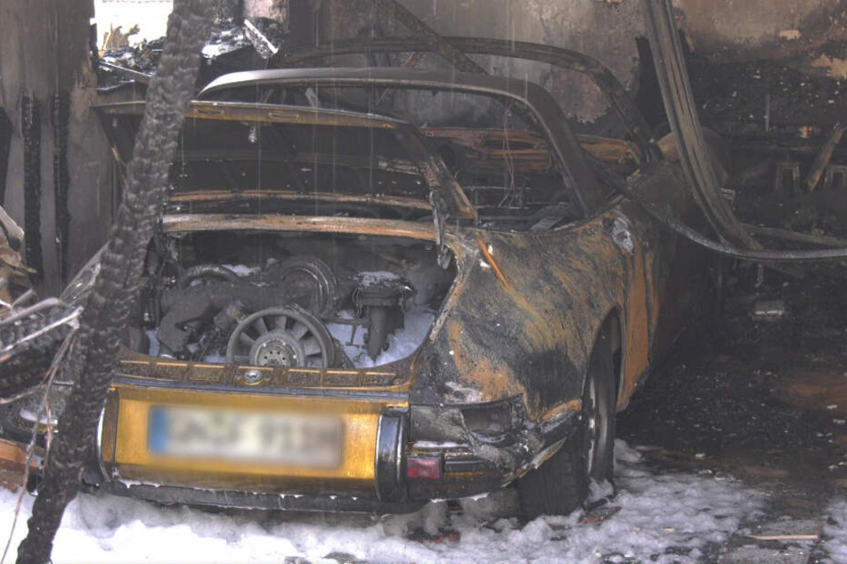 Der gold-gelbe Porsche musste ebenfalls dran glauben.