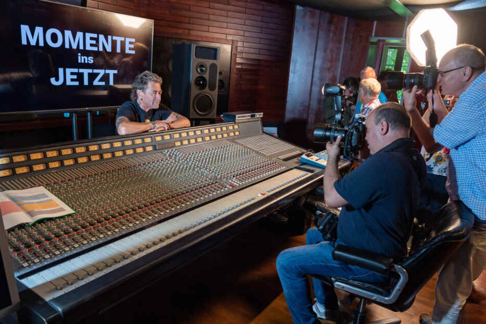 Peter Maffay, Sänger, stellt in seine Musikstudio sein neuen Album "Jetzt" vor.