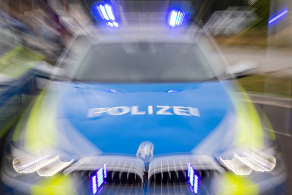 Mann (20) schwerverletzt liegen gelassen: Polizei sucht VW-Fahrer und setzt Belohnung aus