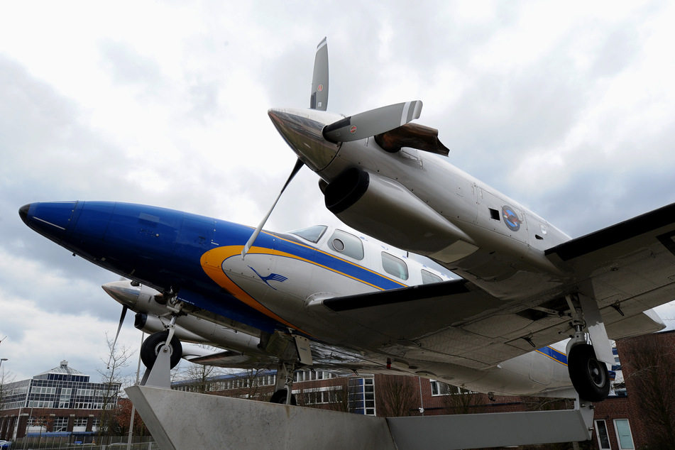 Ein ausrangiertes Schulflugzeug der Lufthansa Flight Training (LFT) vom Typ Piper Cheyenne IIIA ist vor dem Komplex der Lufthansa Verkehrsfliegerschule in Bremen als Ausstellungsobjekt zu sehen.