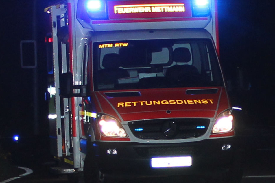 Die schwer verletzte 48-jährige Frau wurde von einem Rettungswagen ins Krankenhaus gebracht (Symbolbild).