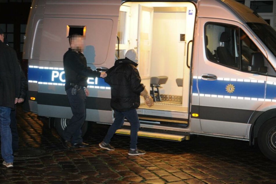 Zwei Männer konnten von der Polizei festgenommen werden.