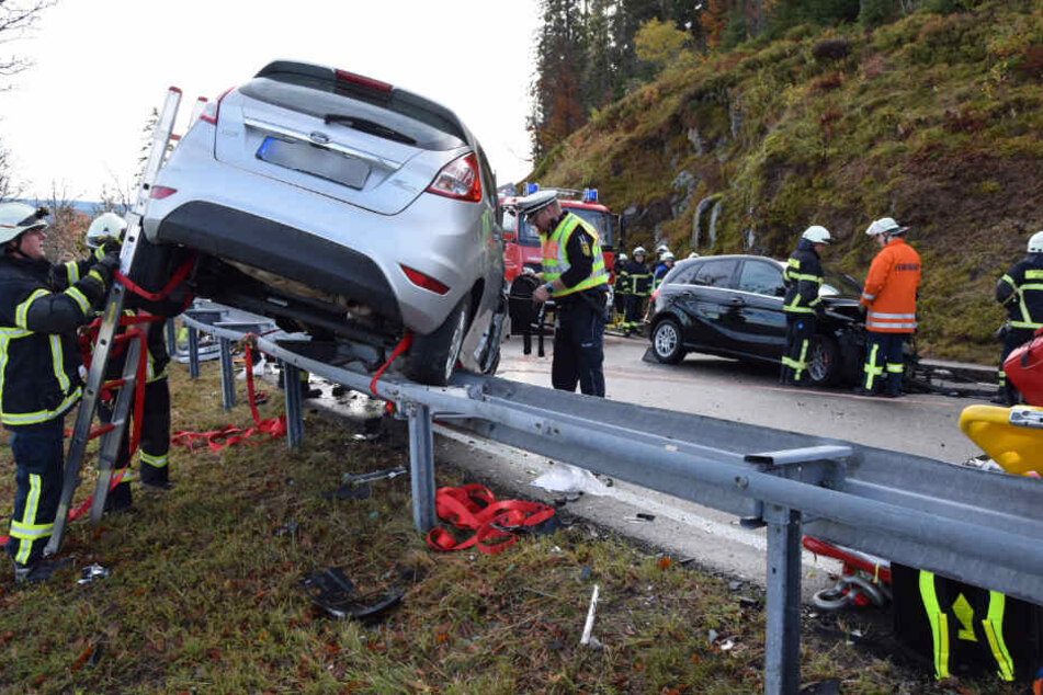 Die Feuerwehr sichert das Ford-Wrack ab.